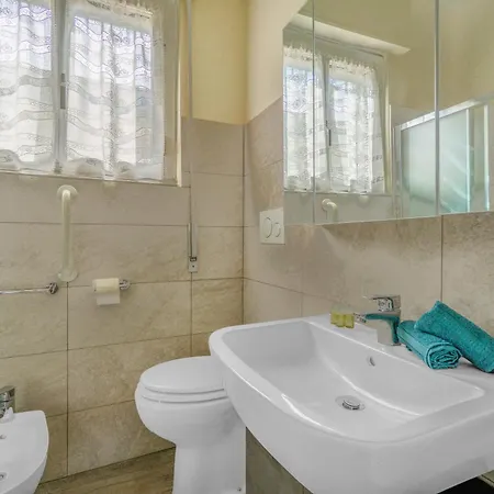 Casa A 2 Passi Dal Lago, Con Parcheggio Angera